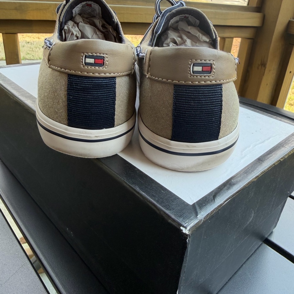 Tommy Hilfiger Men’s Beige/Tan Canvas Boat Shoes with Navy Laces - Picture 3 of 5